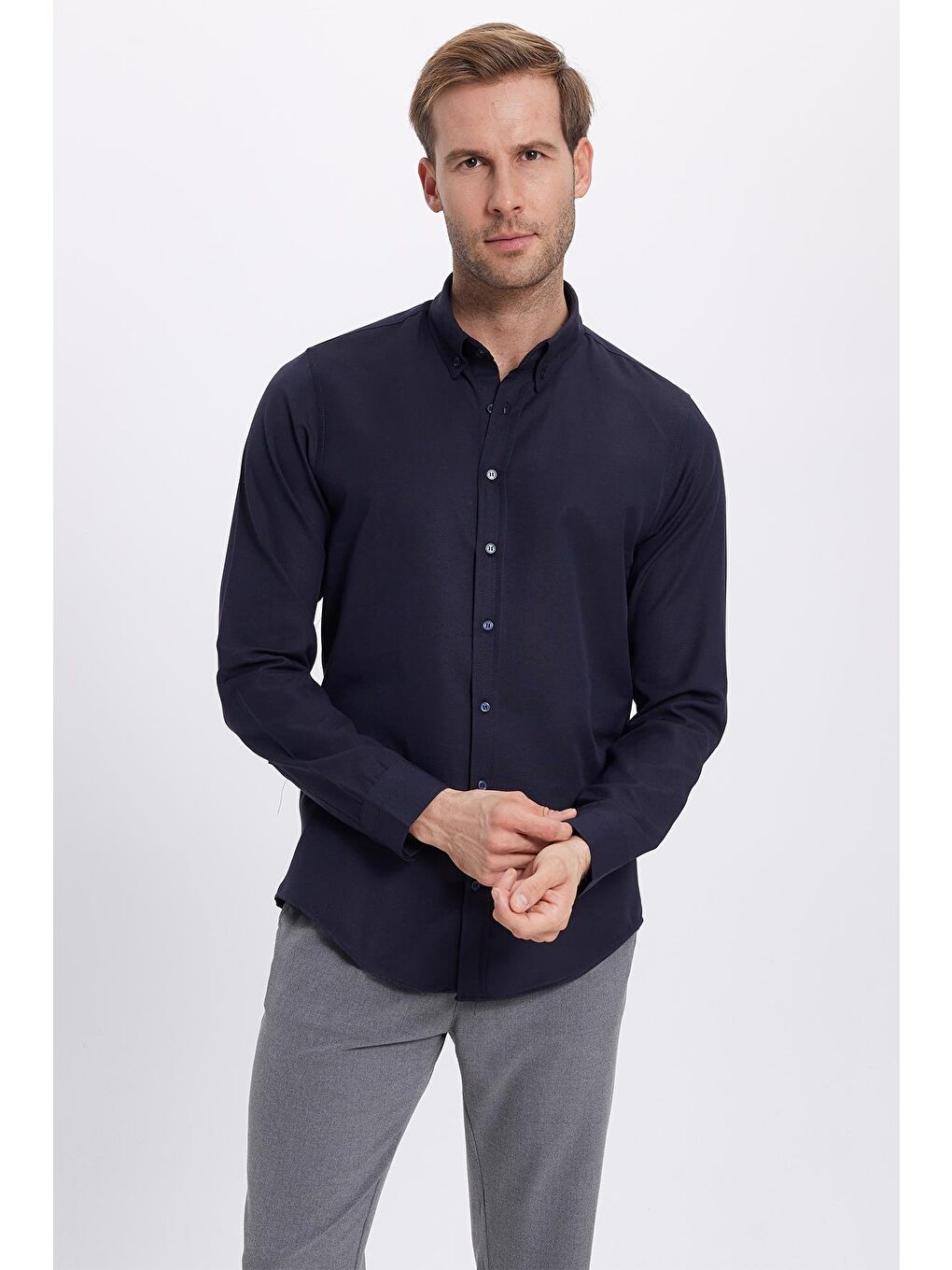 Erkek Slim Fit Dar Kesim Uzun Kollu Pamuklu Oxford Doku Kolay Ütü Lacivert Düğmeli Yaka Gömlek