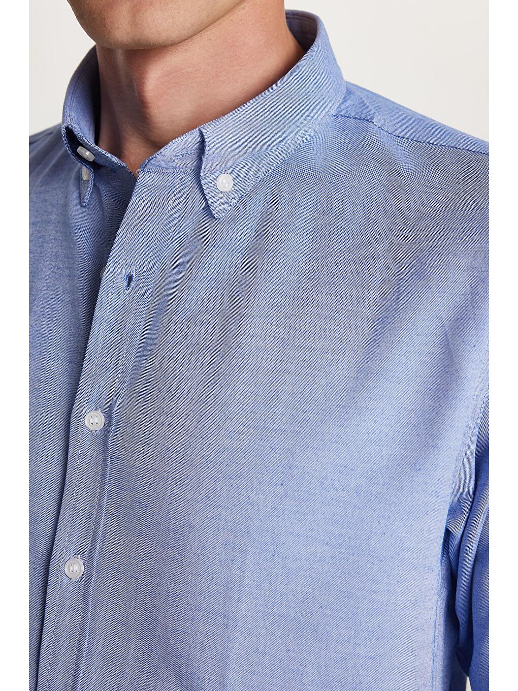 Erkek Slim Fit Dar Kesim Uzun Kollu Pamuklu Oxford Doku Kolay Ütü Mavi Düğmeli Yaka Gömlek-2