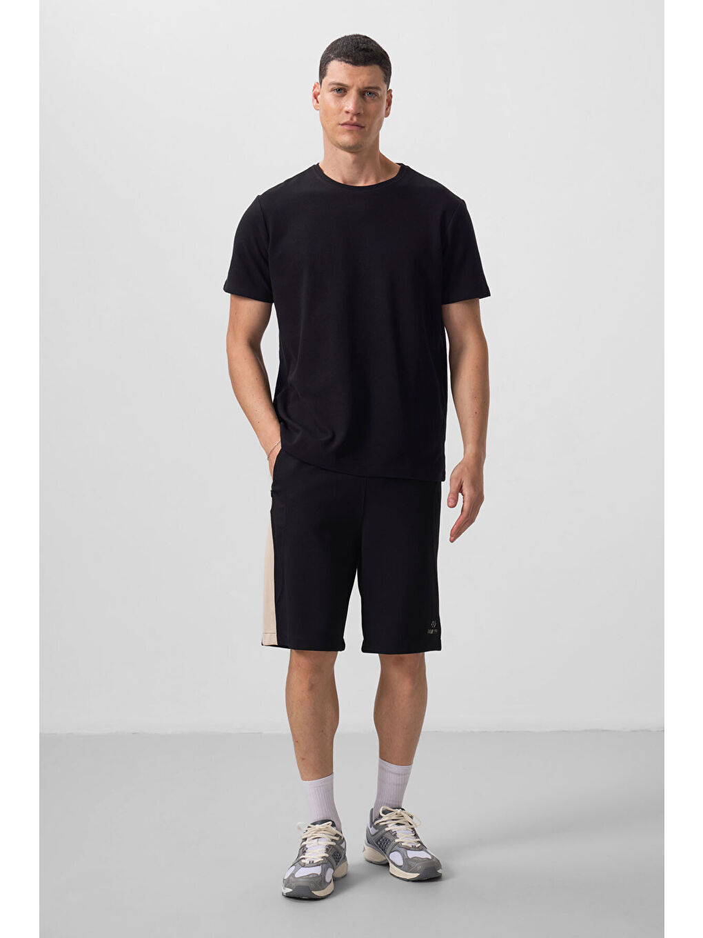 Siyah Yüzeyi Dokulu Rahat Form Basic Erkek Tişört - 88436-1