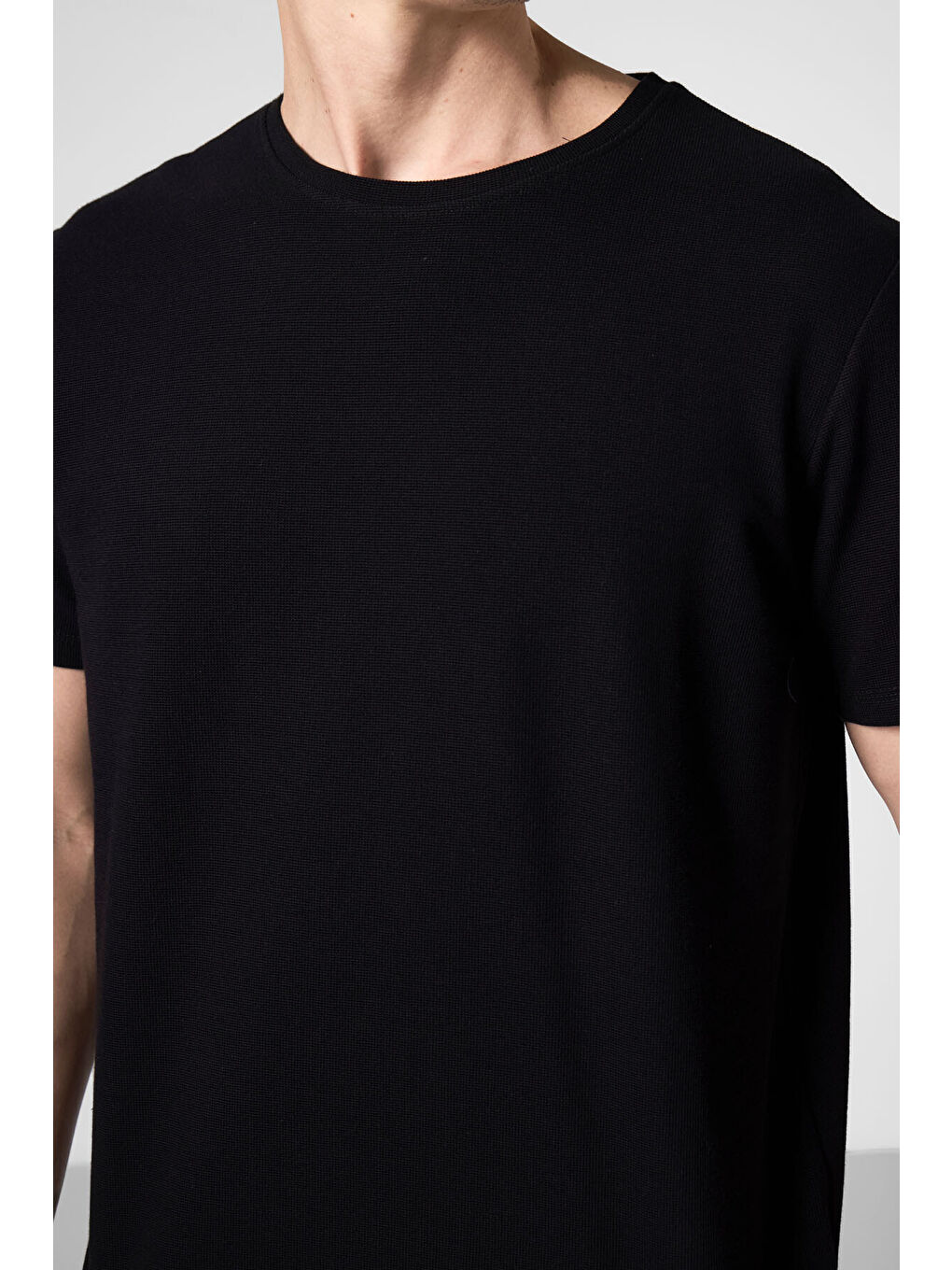 Siyah Yüzeyi Dokulu Rahat Form Basic Erkek Tişört - 88436-2