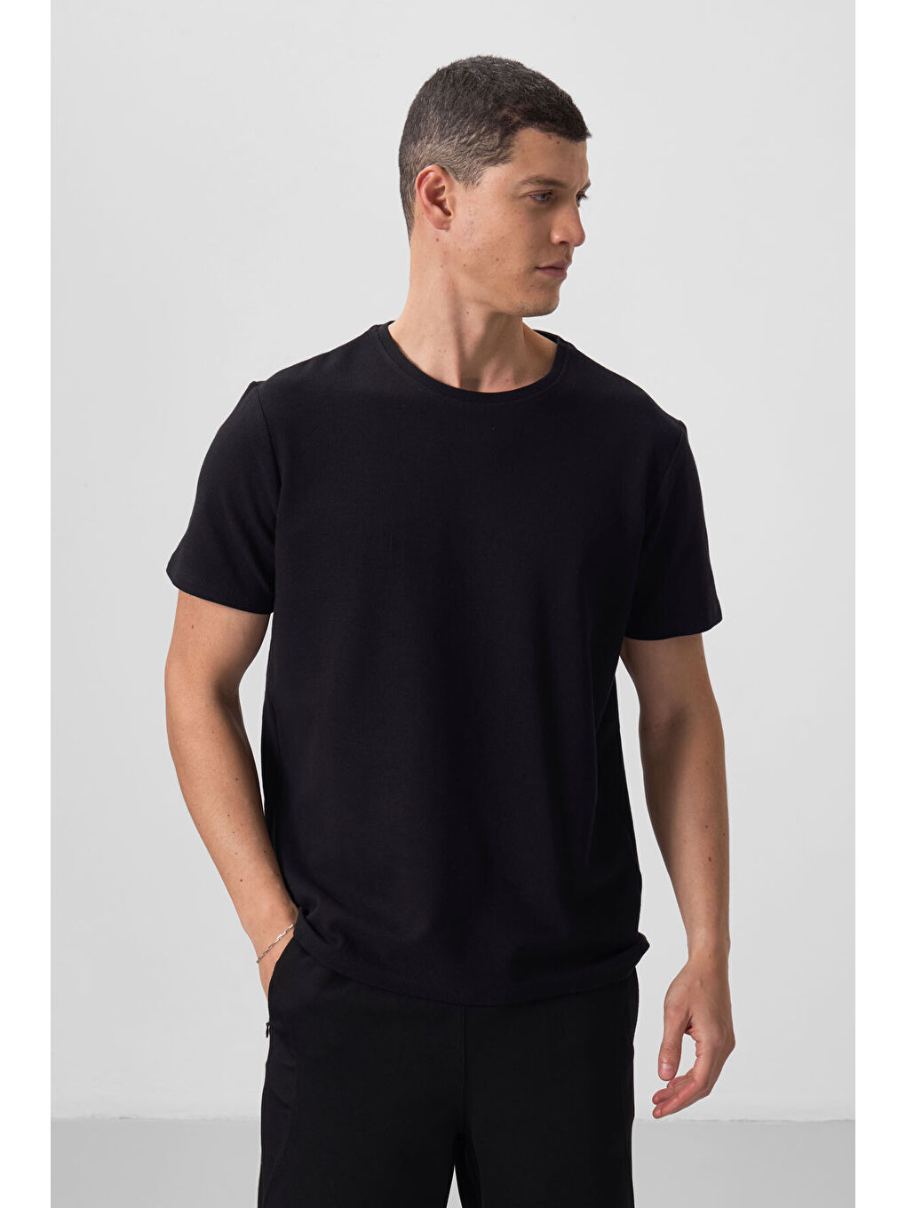 Siyah Yüzeyi Dokulu Rahat Form Basic Erkek Tişört - 88436-3