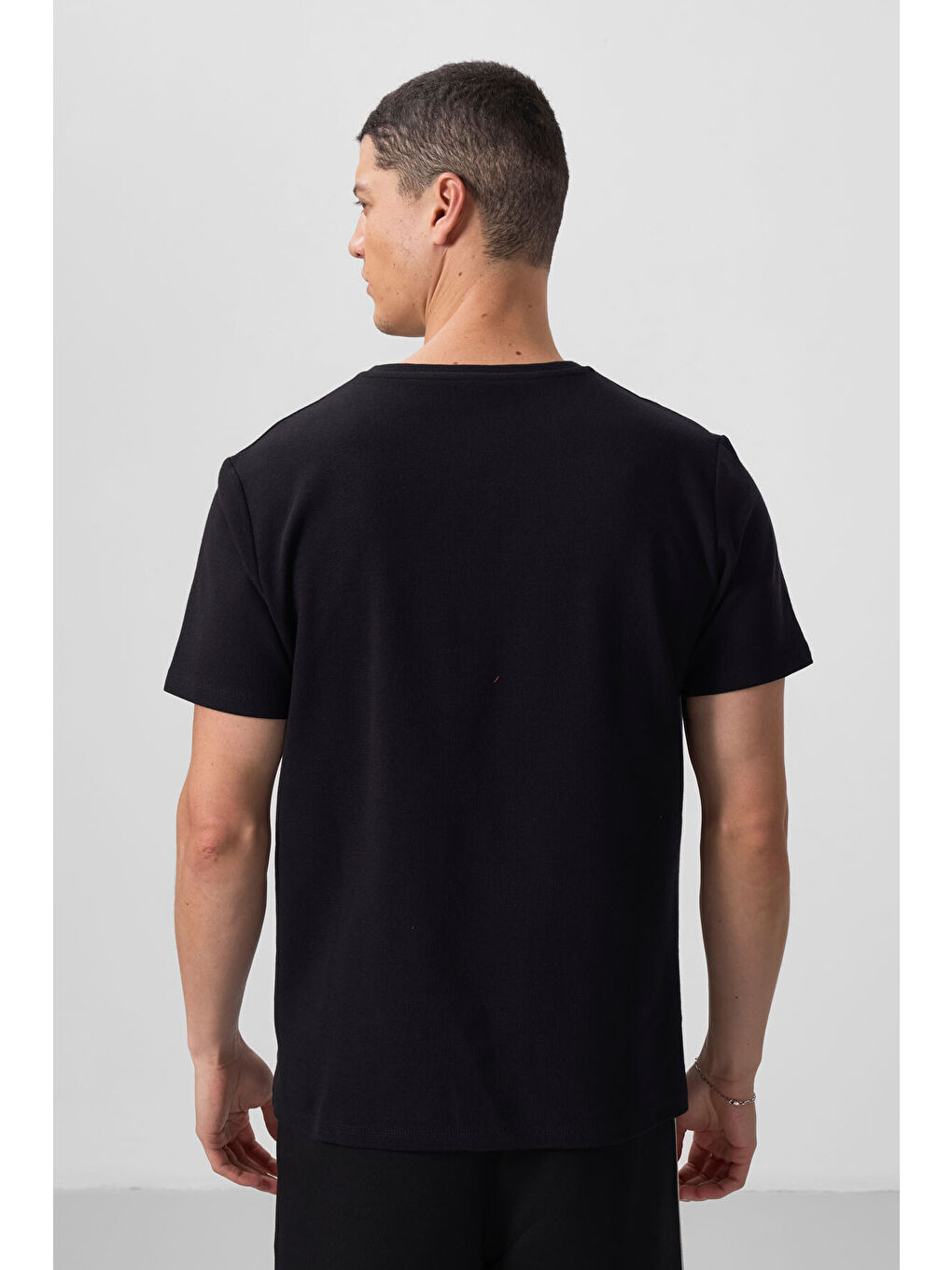Siyah Yüzeyi Dokulu Rahat Form Basic Erkek Tişört - 88436-4
