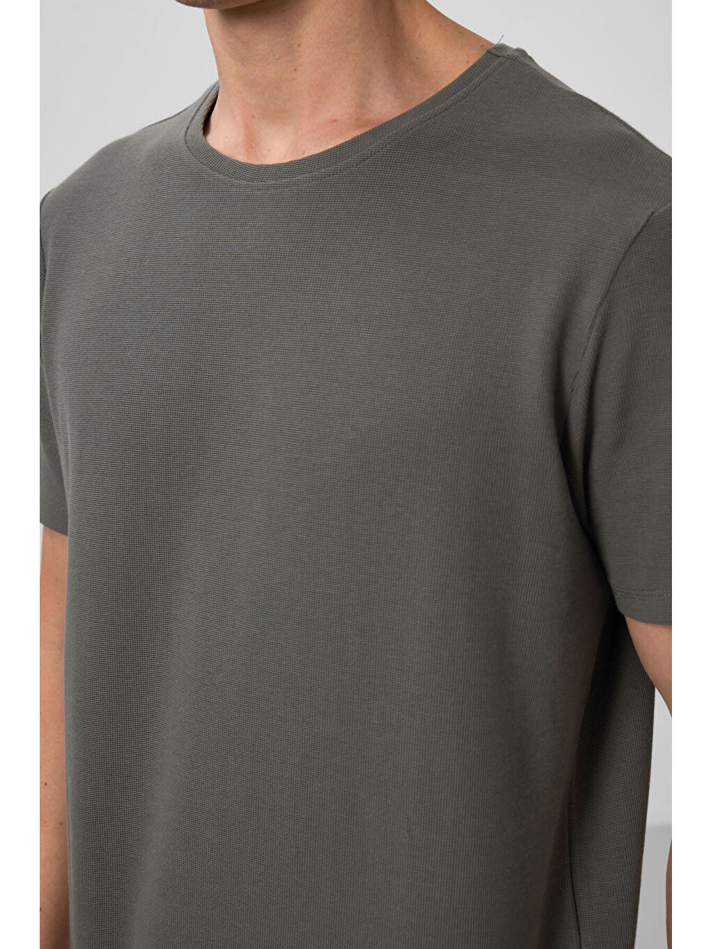 Haki Yüzeyi Dokulu Rahat Form Basic Erkek Tişört - 88436-2