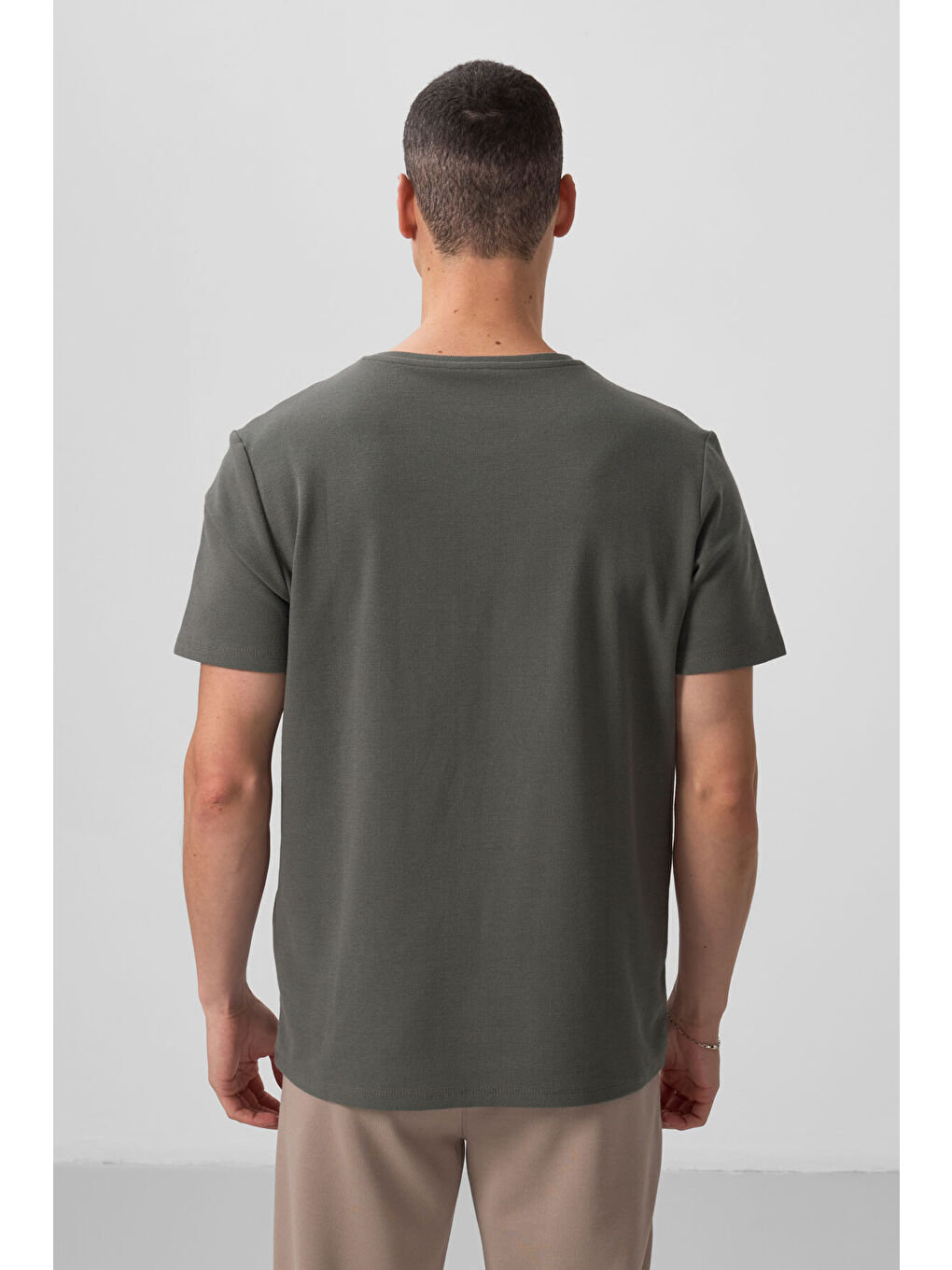 Haki Yüzeyi Dokulu Rahat Form Basic Erkek Tişört - 88436-4