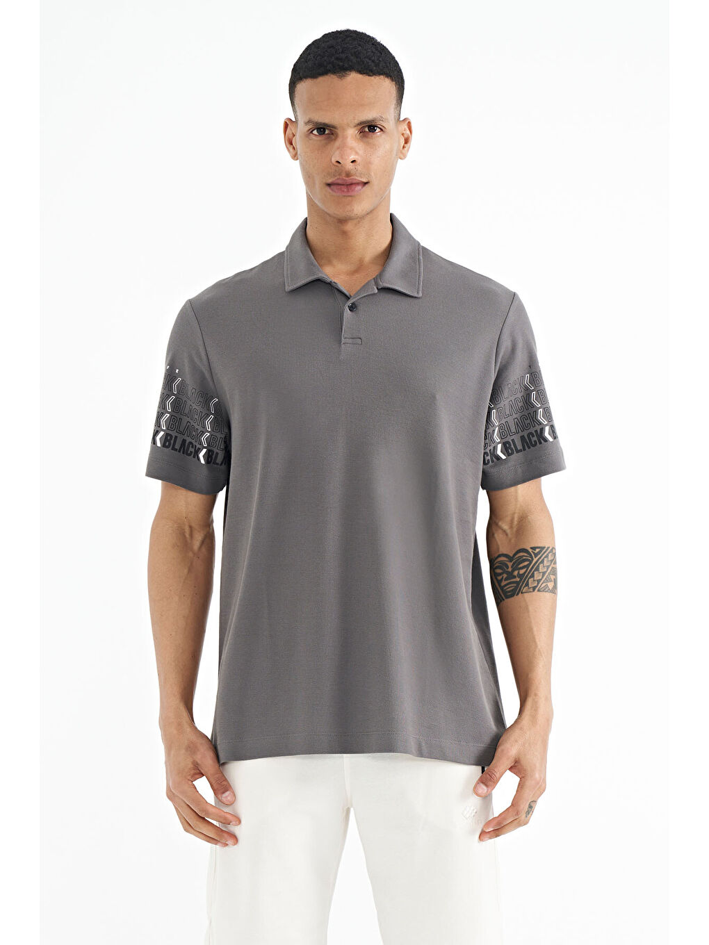 Koyu Gri Kol Baskı Detaylı Polo Yaka Standart Form Erkek %100 Pamuk Tişört - 88240