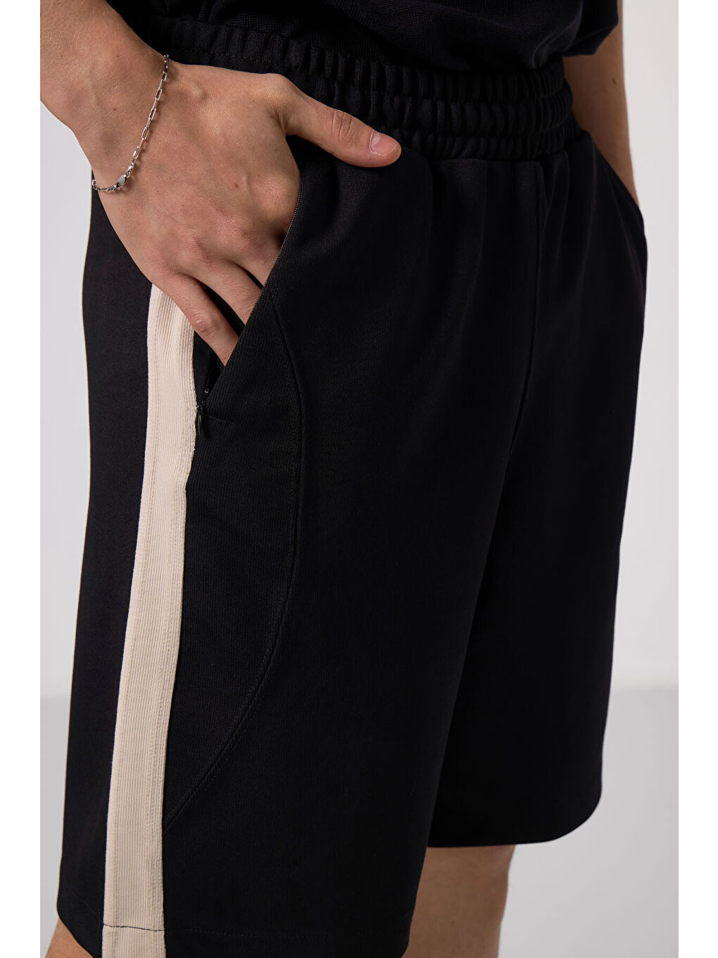 Siyah-Bej Yüzeyi Dokulu Oversize Erkek Şort - 81288-4