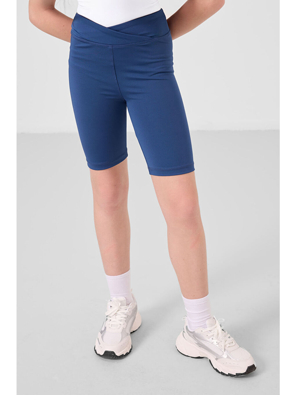 Beyaz-Parlament V Yaka Kemer Detaylı Standart Fit Performans Kız Çocuk Tayt Takım - 75187-1