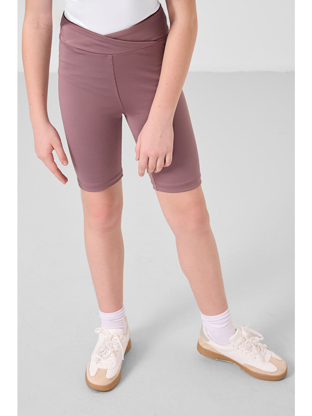 Beyaz-Gül Kurusu V Yaka Kemer Detaylı Standart Fit Performans Kız Çocuk Tayt Takım - 75187-2