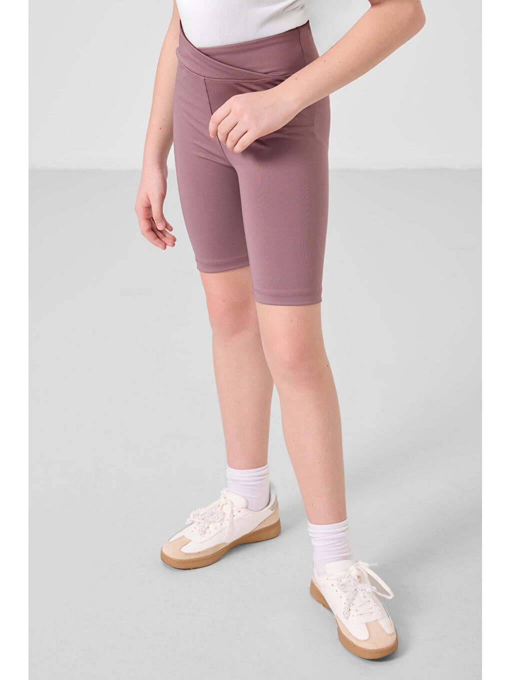 Beyaz-Gül Kurusu V Yaka Kemer Detaylı Standart Fit Performans Kız Çocuk Tayt Takım - 75187-4