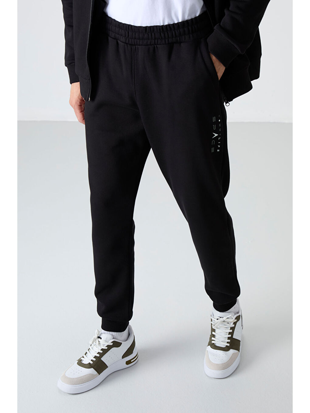 Siyah Dik Yaka  Renk Geçişli Baskı Detaylı Standart Kalıp Erkek Eşofman Takımı  - 85186-3