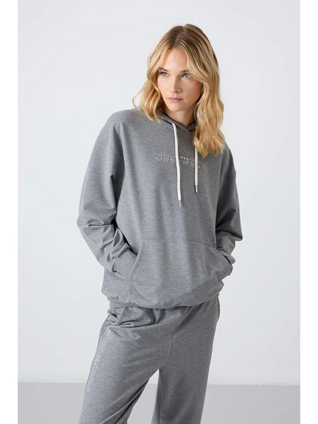 Gri Melanj Kapüşonlu Kanguru Cep Oversize Lastik Paça Kadın Eşofman Takımı - 95288-4