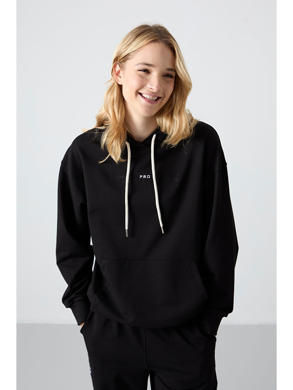 Siyah Kapüşonlu Kanguru Cep Oversize Lastik Paça Kadın Eşofman Takımı - 95288-3