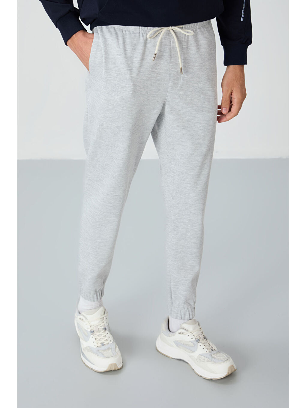 Gri Yüzeyi Dokulu Standart Fit Erkek Eşofman Alt - 82156-3