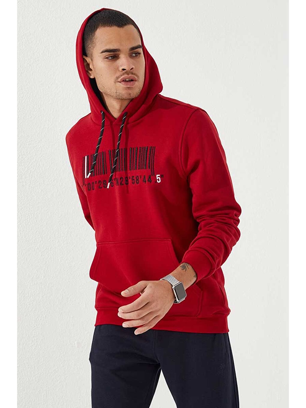Kırmızı Nakışlı Kanguru Cep Standart Kalıp Kapüşonlu  Erkek Hoodie - 87839-4