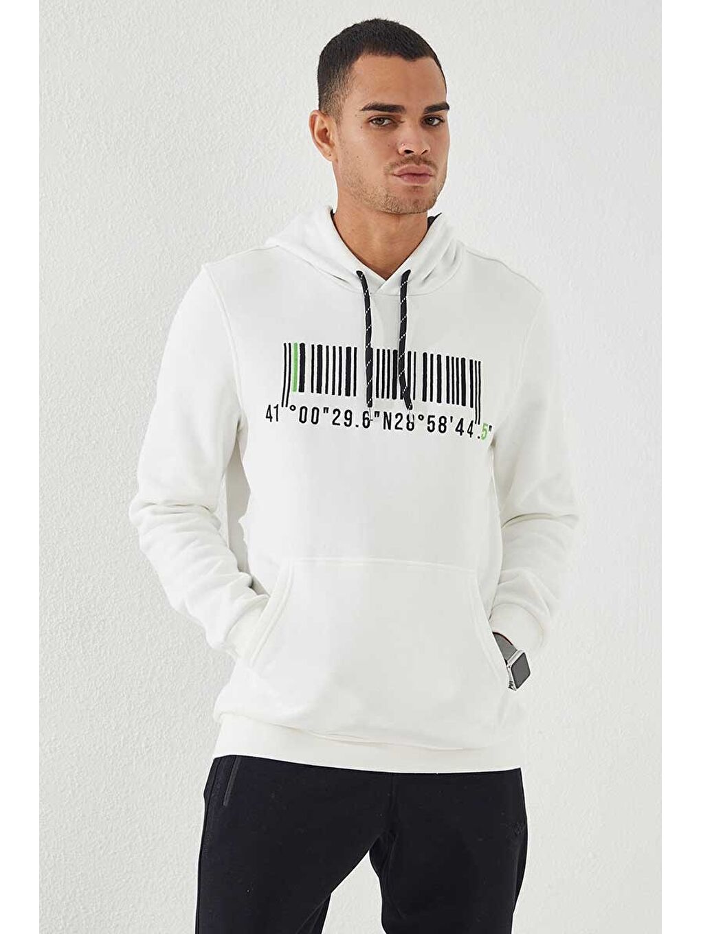 Ekru Nakışlı Kanguru Cep Standart Kalıp Kapüşonlu  Erkek Hoodie - 87839