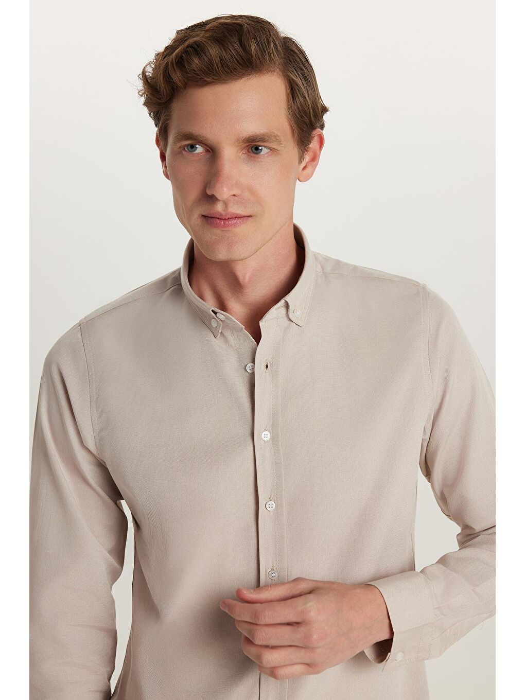 Bej Erkek Slim Fit Dar Kesim Uzun Kollu Pamuklu Oxford Doku Kolay Ütü Taş Renk Düğmeli Yaka Gömlek-1