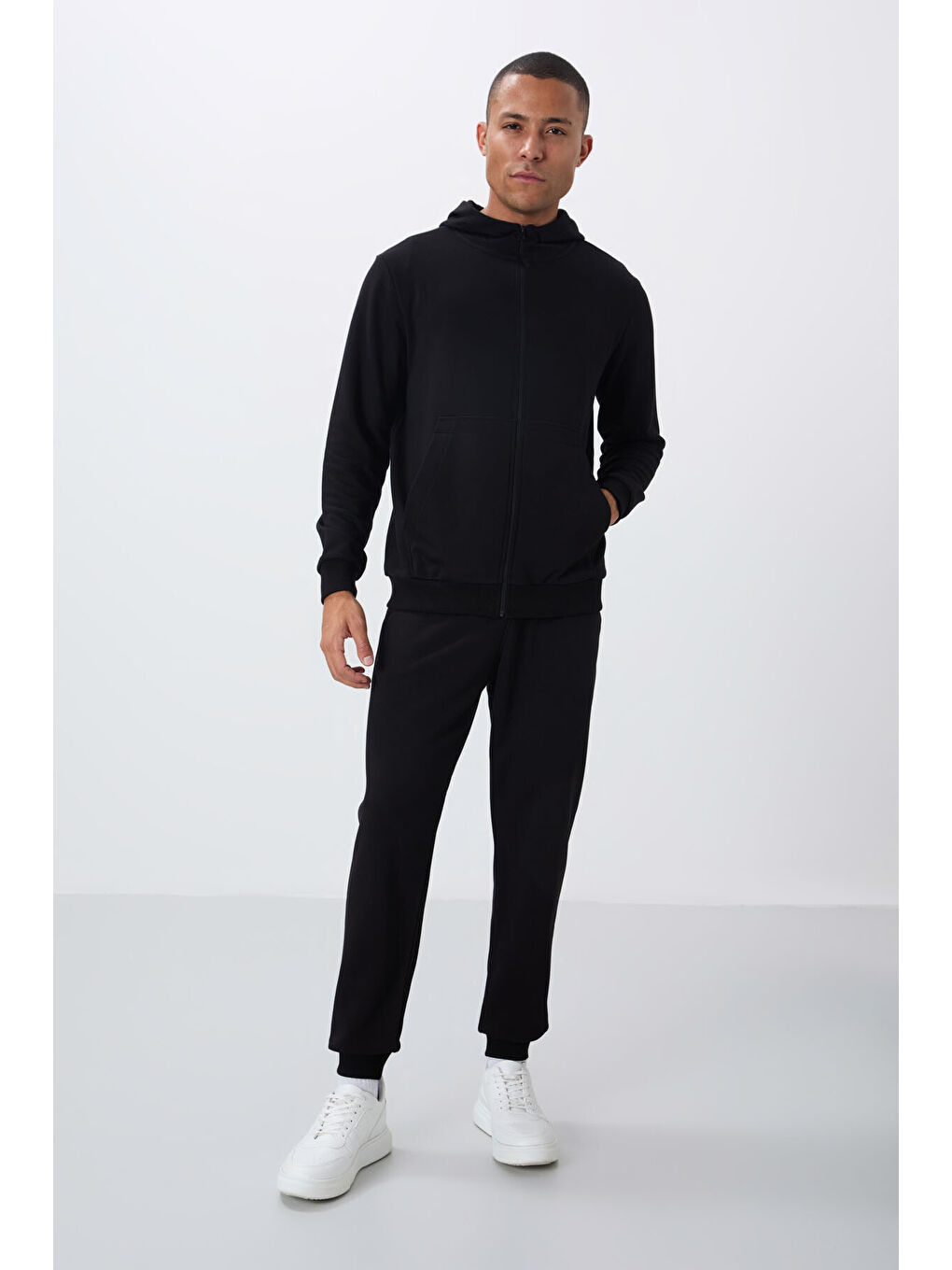 Siyah Kompakt Pamuklu Kalın Pürüzsüz Dokulu Kapüşonlu Comfort Fit Erkek Eşofman Takım   85262-4