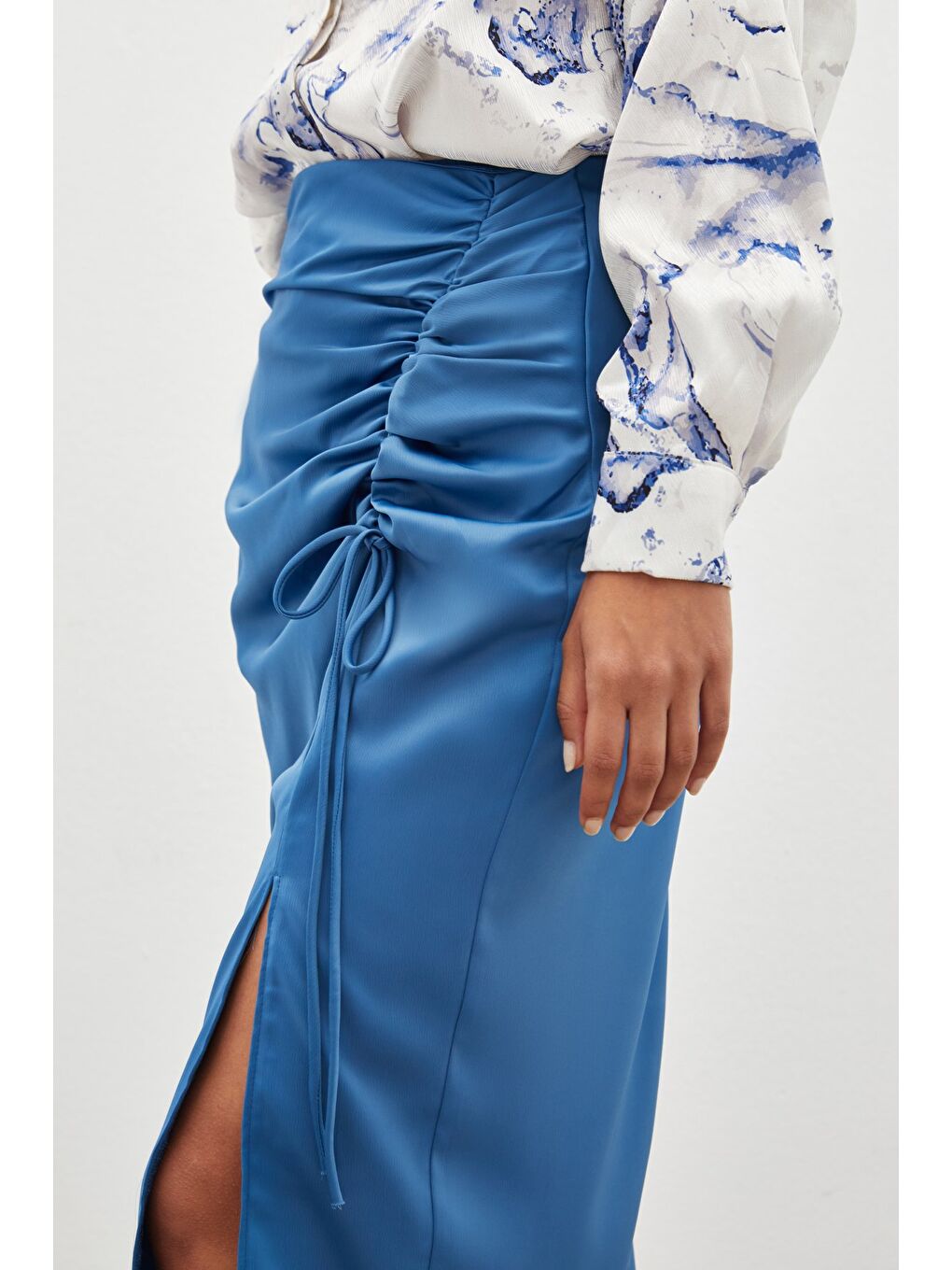 Büzgü Detaylı Saten Etek - İndigo-3