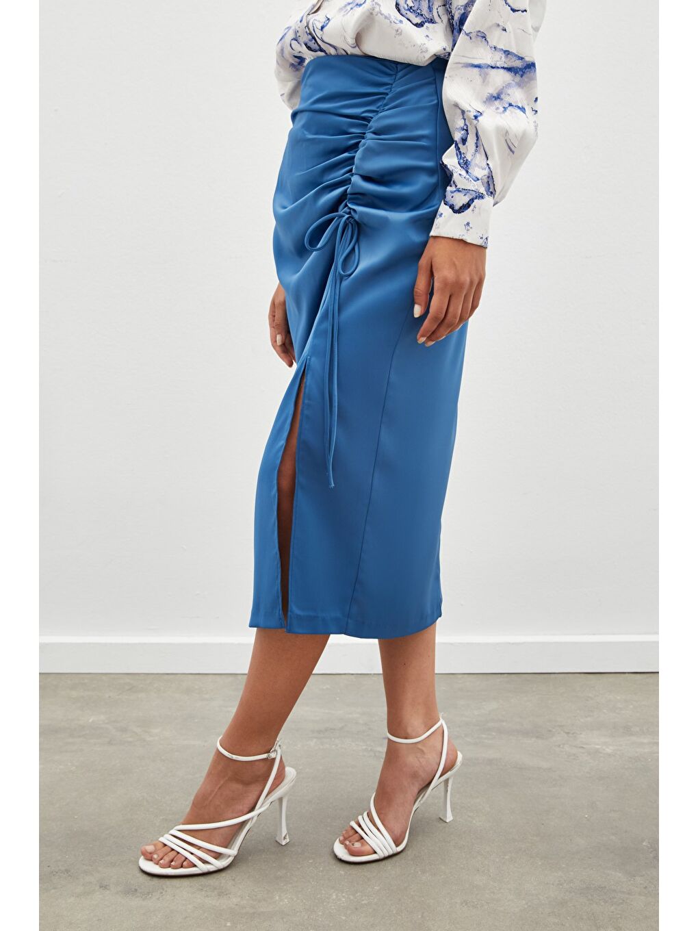 Büzgü Detaylı Saten Etek - İndigo-4