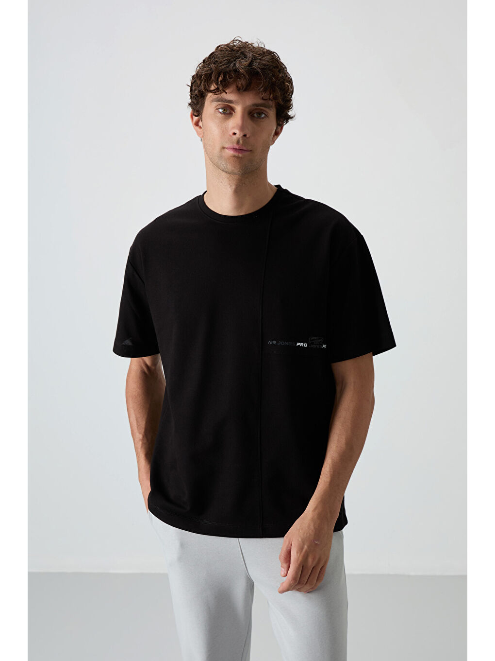 Siyah Pamuklu Kalın Yüzeyi Dokulu  Fit  Baskılı Erkek Tişört - 88370