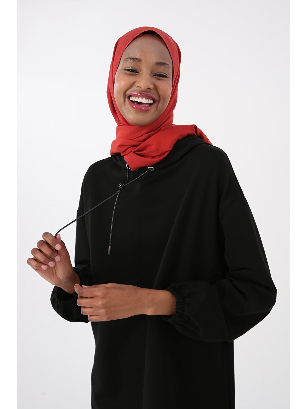 Siyah Kolu Lastikli Kapüşonlu Elbise-4