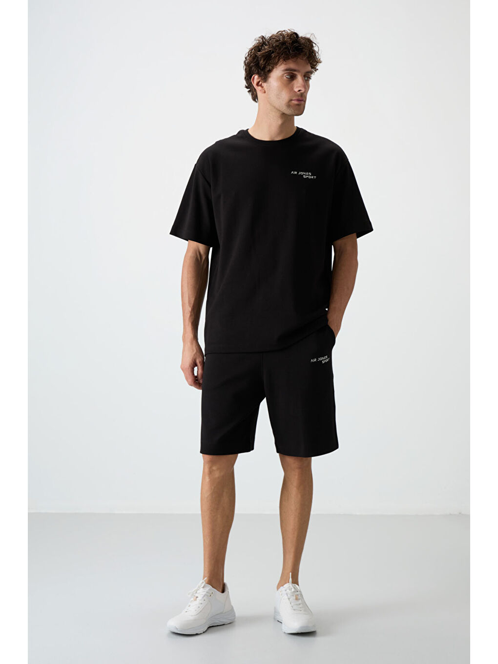 Siyah Pamuklu Kalın Yumuşak Dokulu  Fit Nakışlı Şortlu Takım - 85250-2