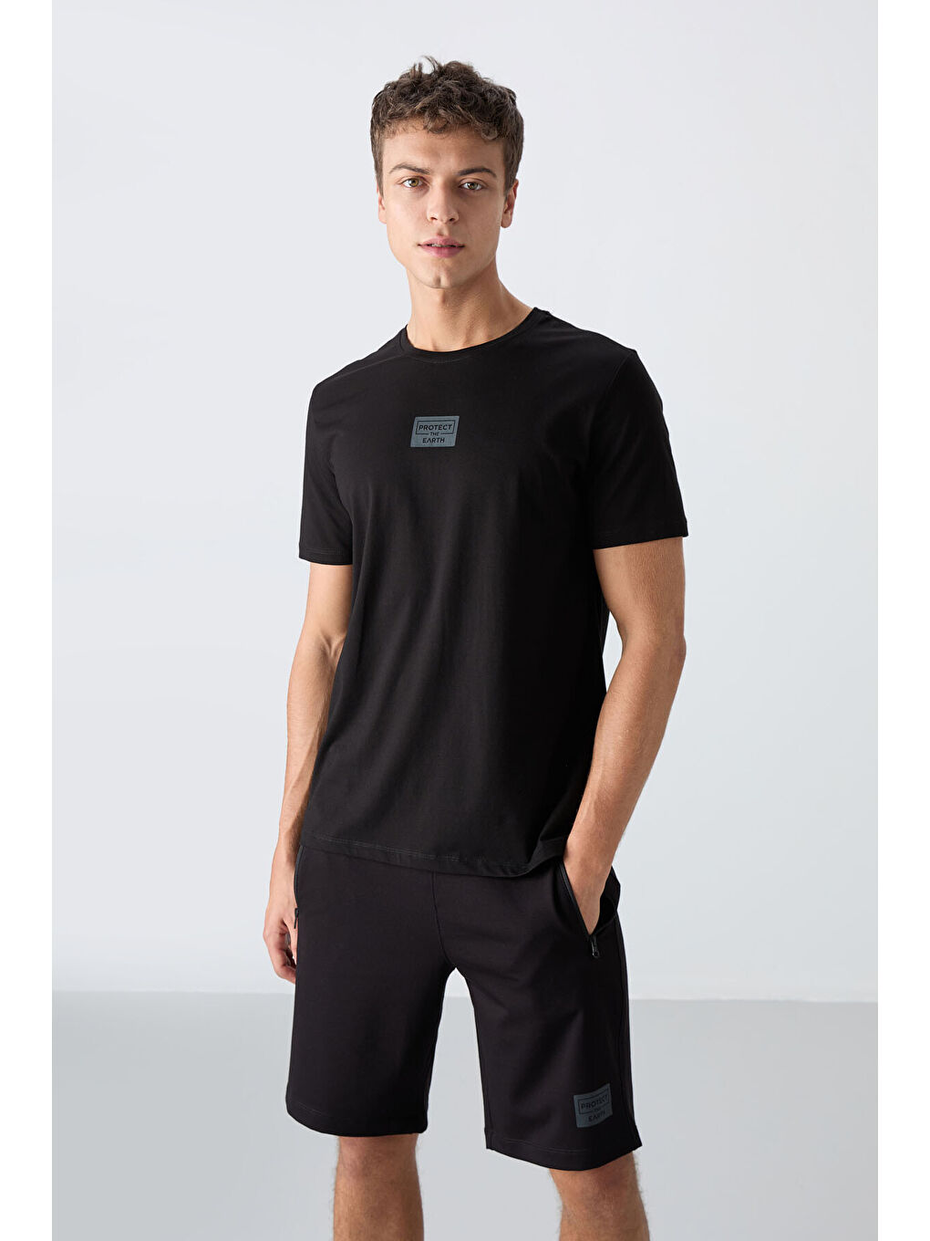 Siyah Pamuklu Yumuşak Dokulu Standart Fit Baskılı Erkek Şortlu Takım - 85243-2