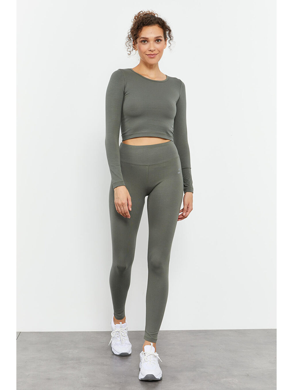 Yeşil Çağla Uzun Kollu Dar Kalıp  O Yaka Kadın Crop Top Tişört - 97150-3