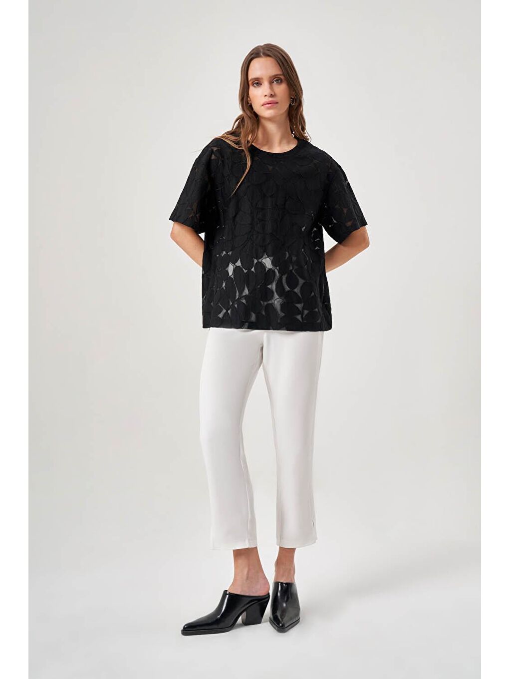Dantel Detaylı Kısa Siyah Bluz-1