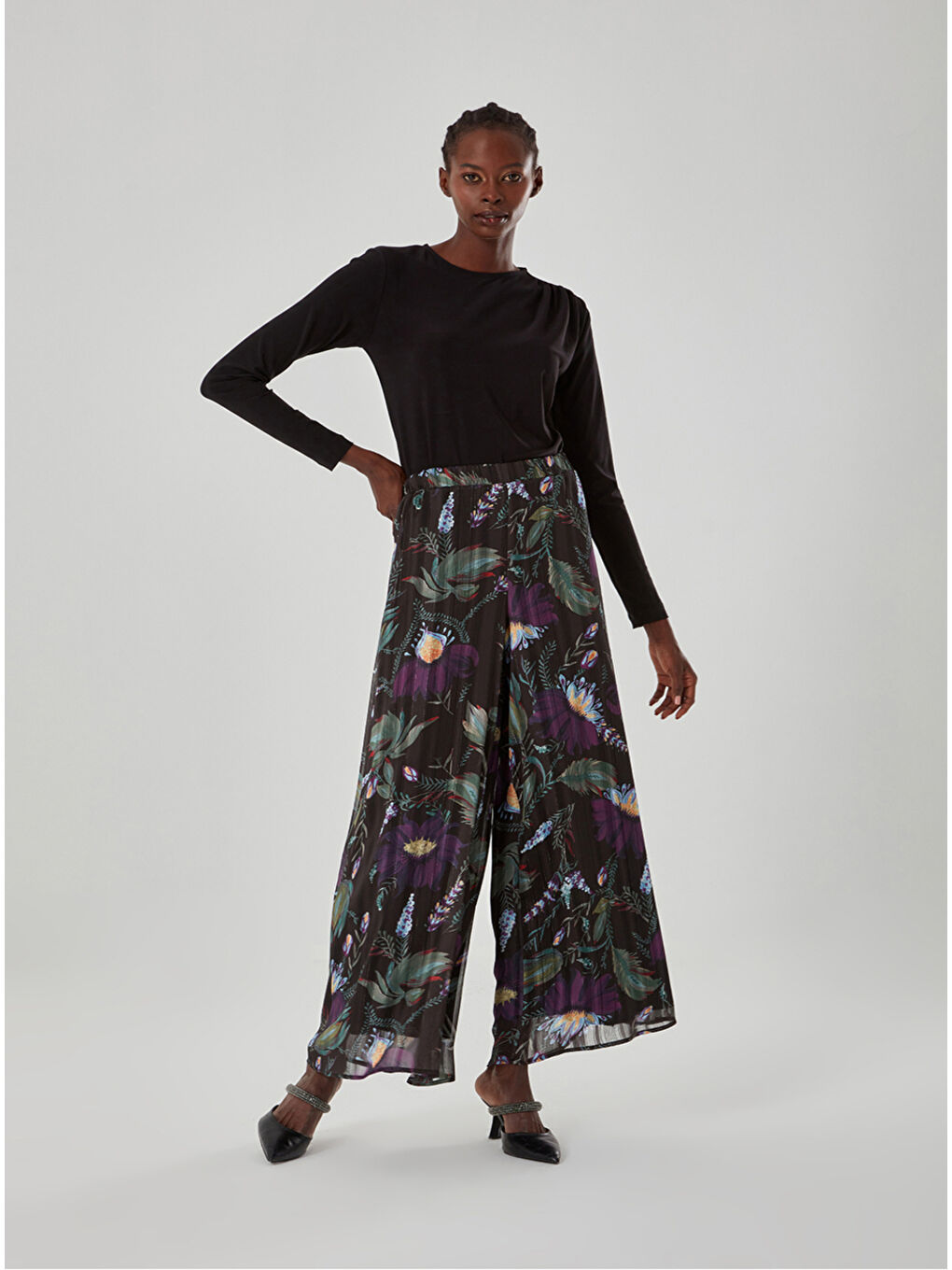 Siyah Sim Detaylı Floral Desenli Şifon Pantolon