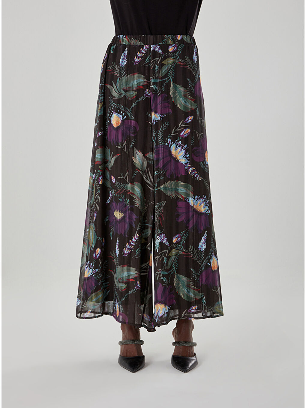 Siyah Sim Detaylı Floral Desenli Şifon Pantolon-1