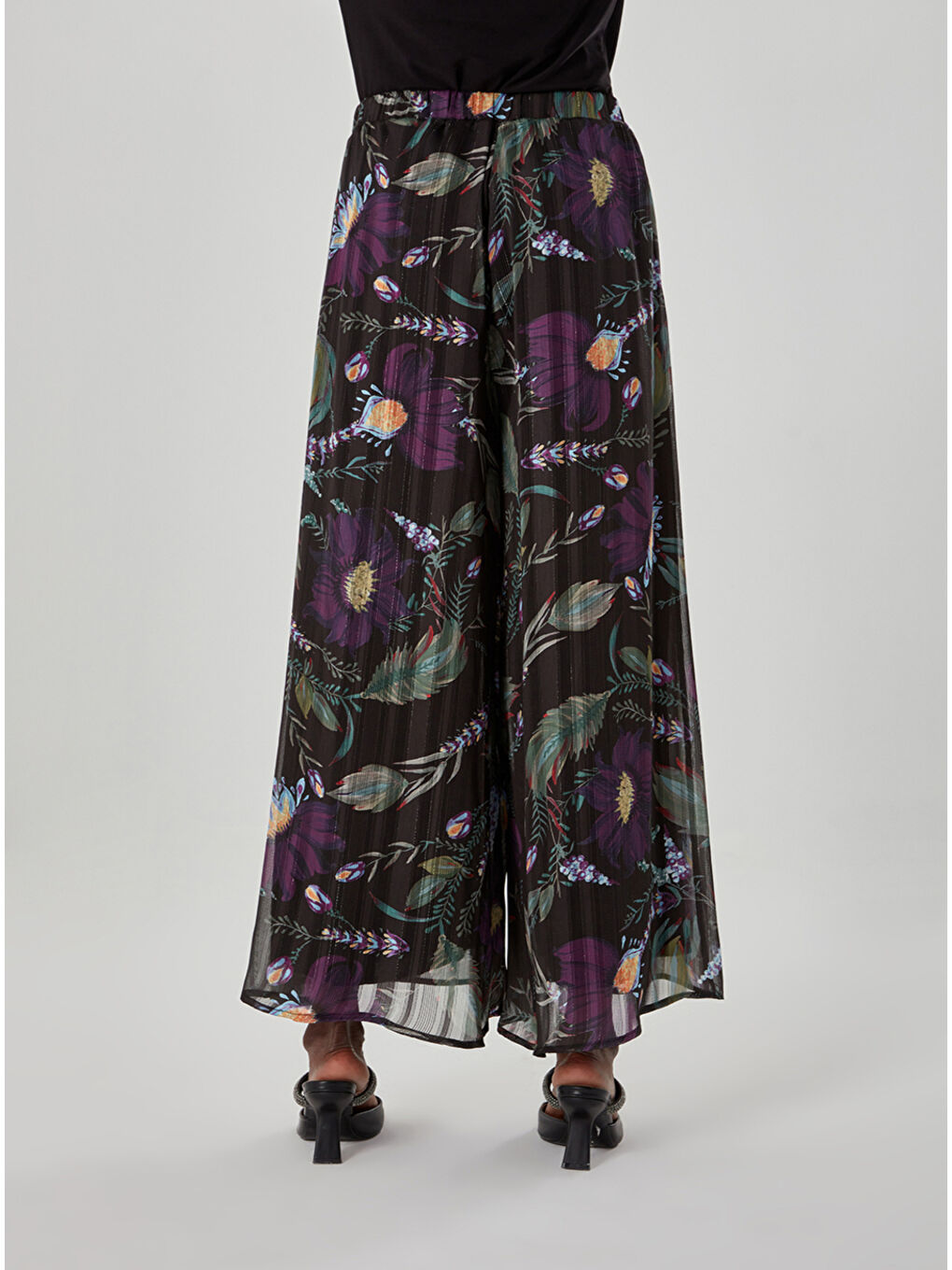 Siyah Sim Detaylı Floral Desenli Şifon Pantolon-3