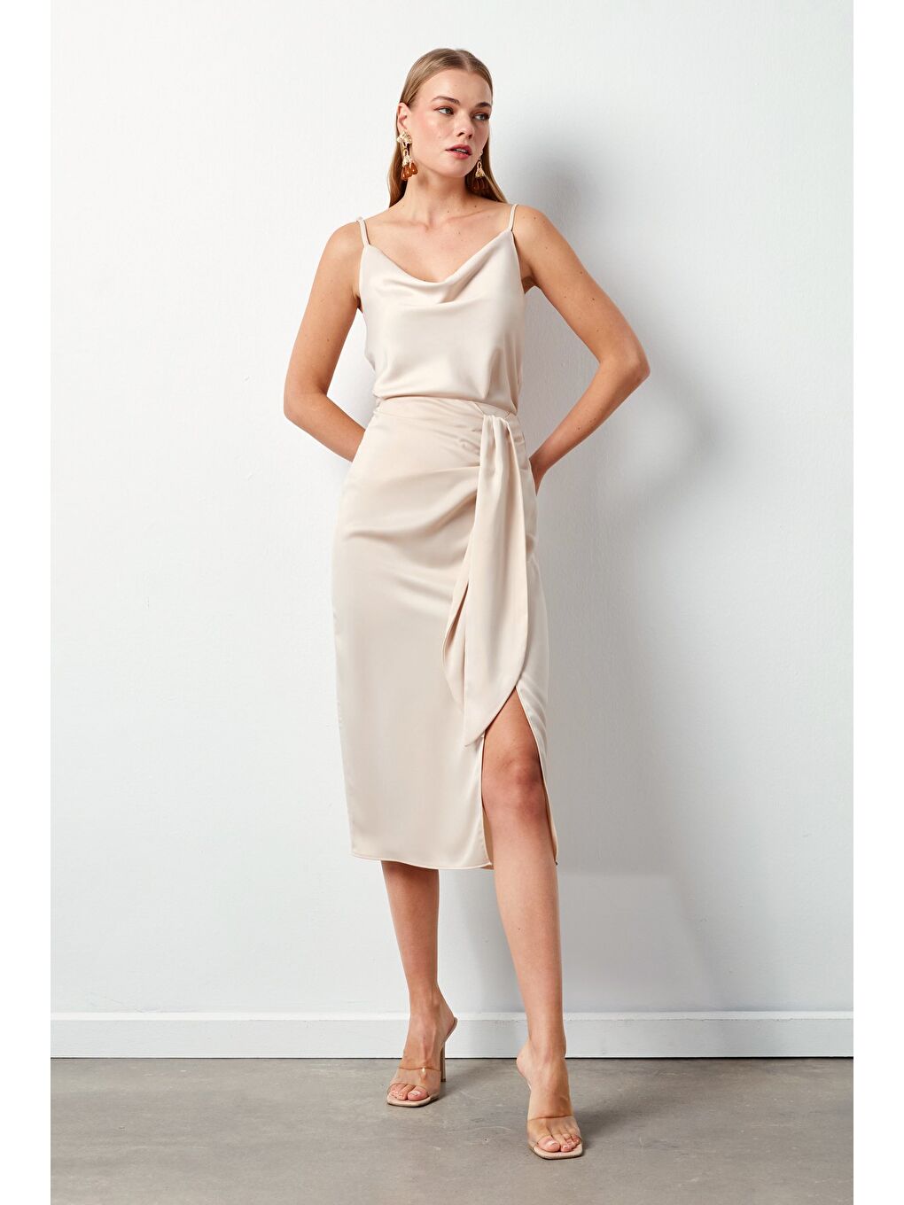 Bej Bağlamalı Saten Etek - Taş