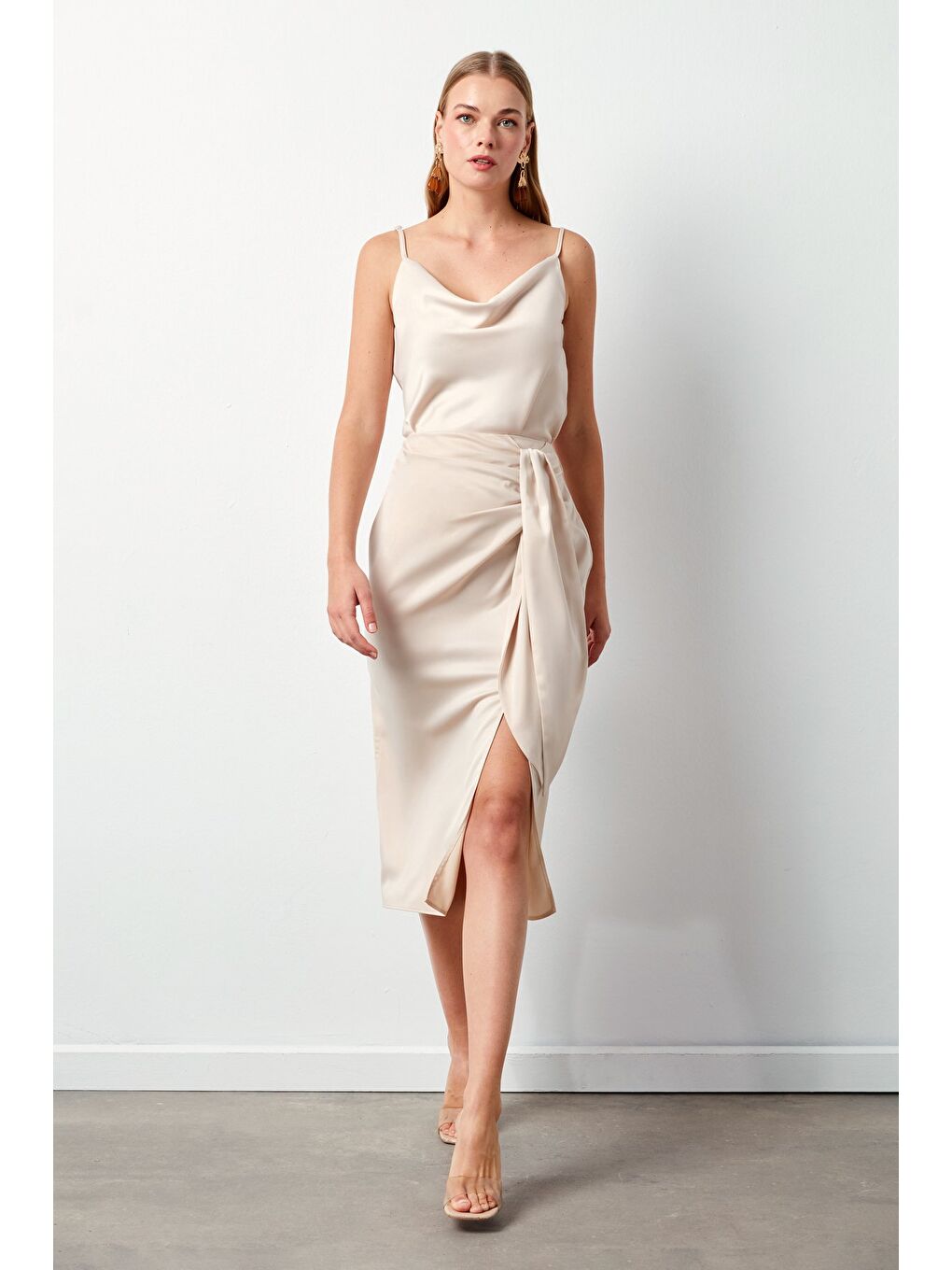 Bej Bağlamalı Saten Etek - Taş-1