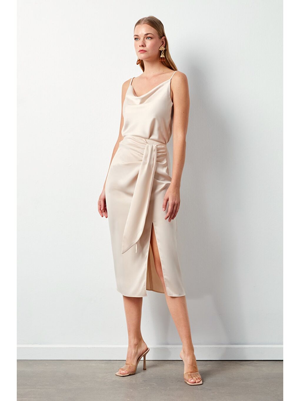 Bej Bağlamalı Saten Etek - Taş-4