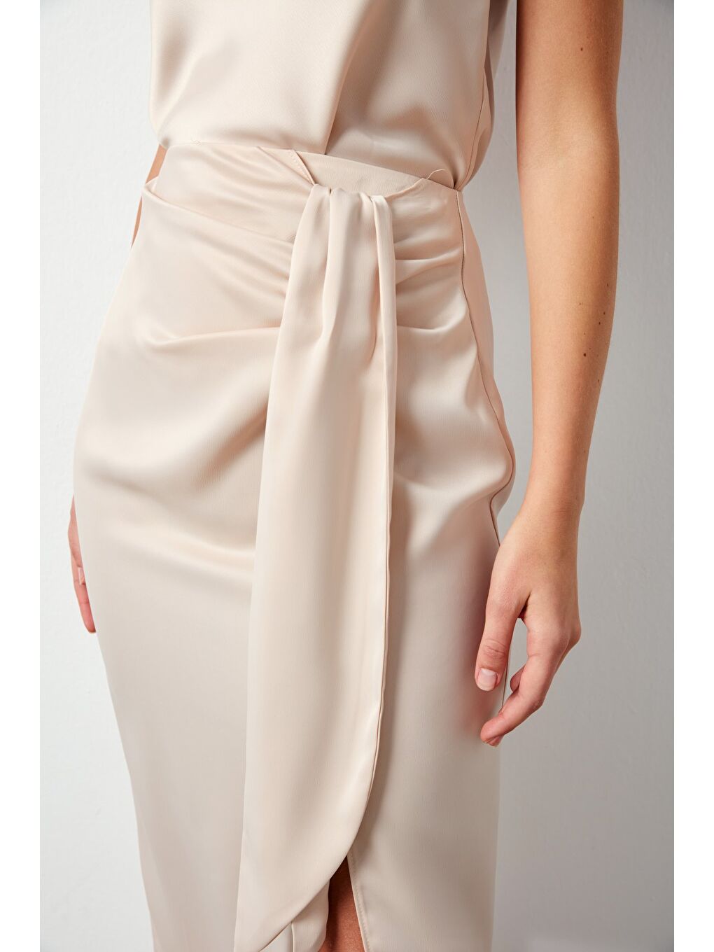Bej Bağlamalı Saten Etek - Taş-5