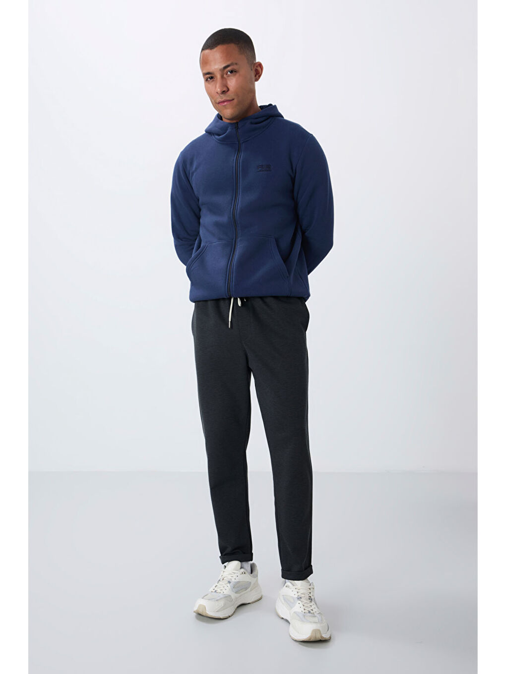 Koyu Gri Yüzeyi Dokulu Standart Fit Erkek Eşofman Alt- 82154