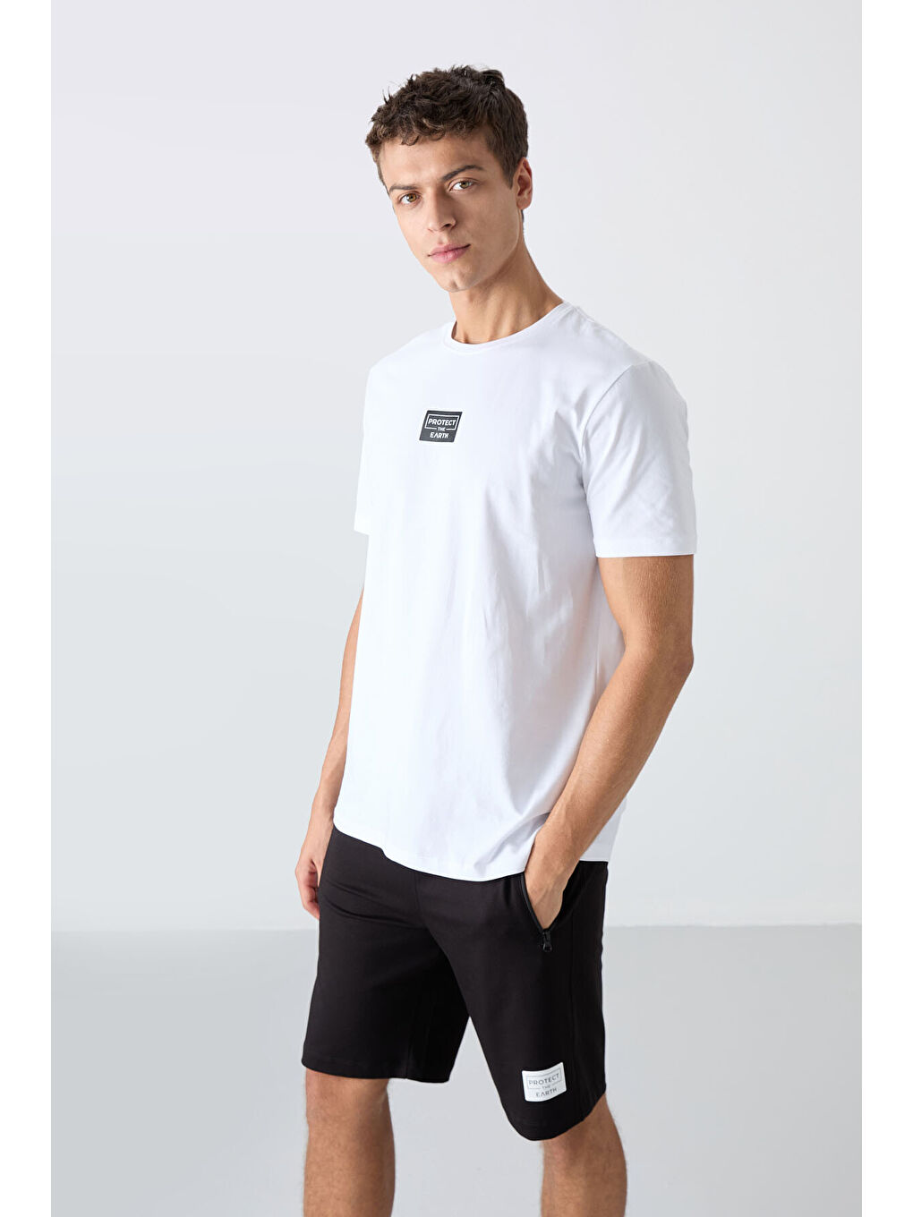 Beyaz - Siyah Pamuklu Yumuşak Dokulu Standart Fit Baskılı Erkek Şortlu Takım - 85243-2