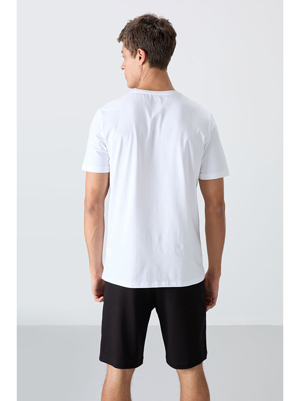 Beyaz - Siyah Pamuklu Yumuşak Dokulu Standart Fit Baskılı Erkek Şortlu Takım - 85243-4