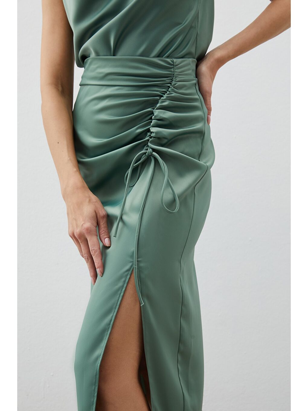 Büzgü Detaylı Saten Etek - Haki-2