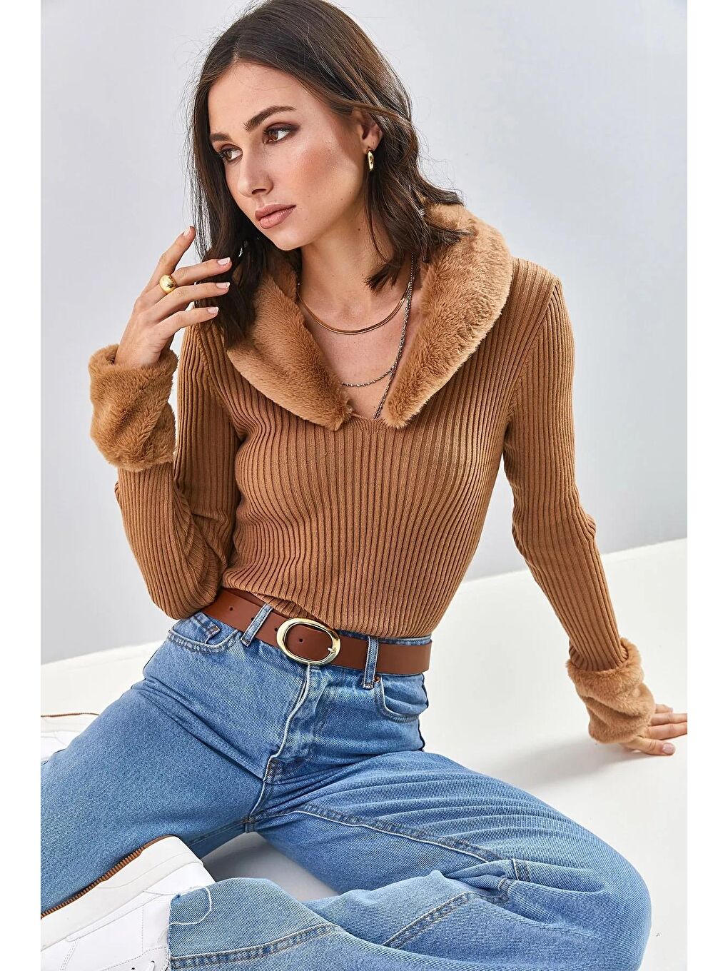 Kahverengi Kadın Kolu ve Yakası Kürklü Triko Kazak