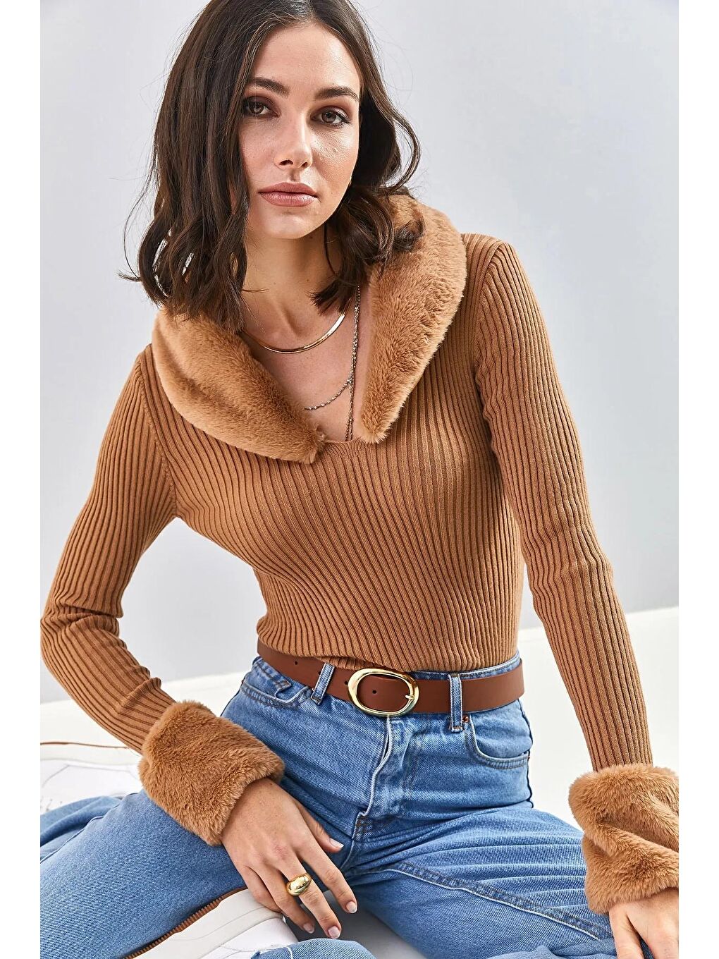 Kahverengi Kadın Kolu ve Yakası Kürklü Triko Kazak-1