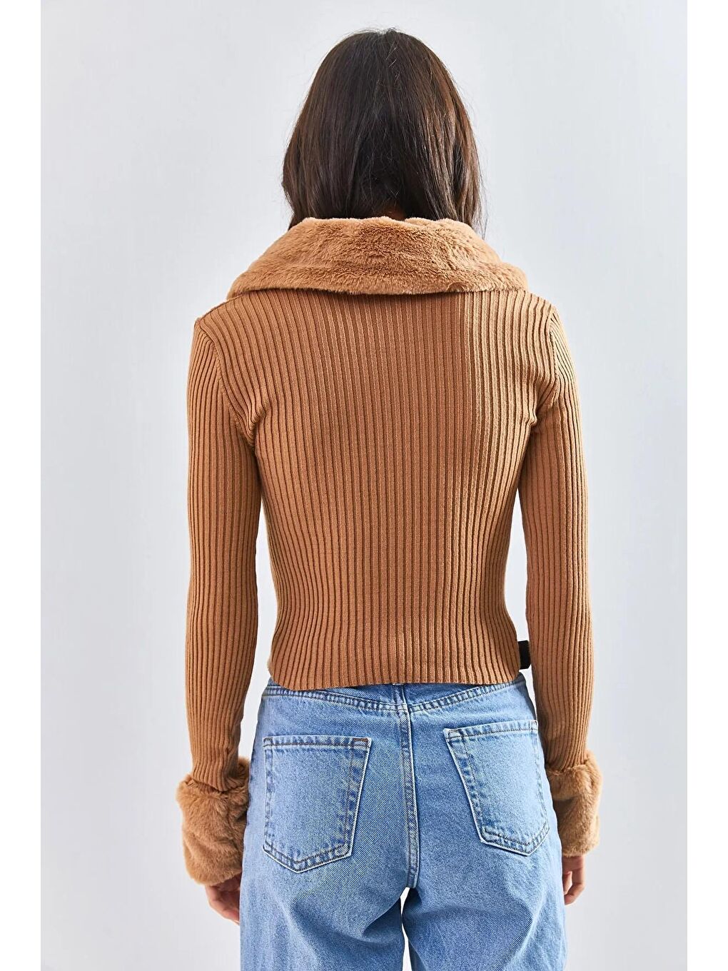 Kahverengi Kadın Kolu ve Yakası Kürklü Triko Kazak-2