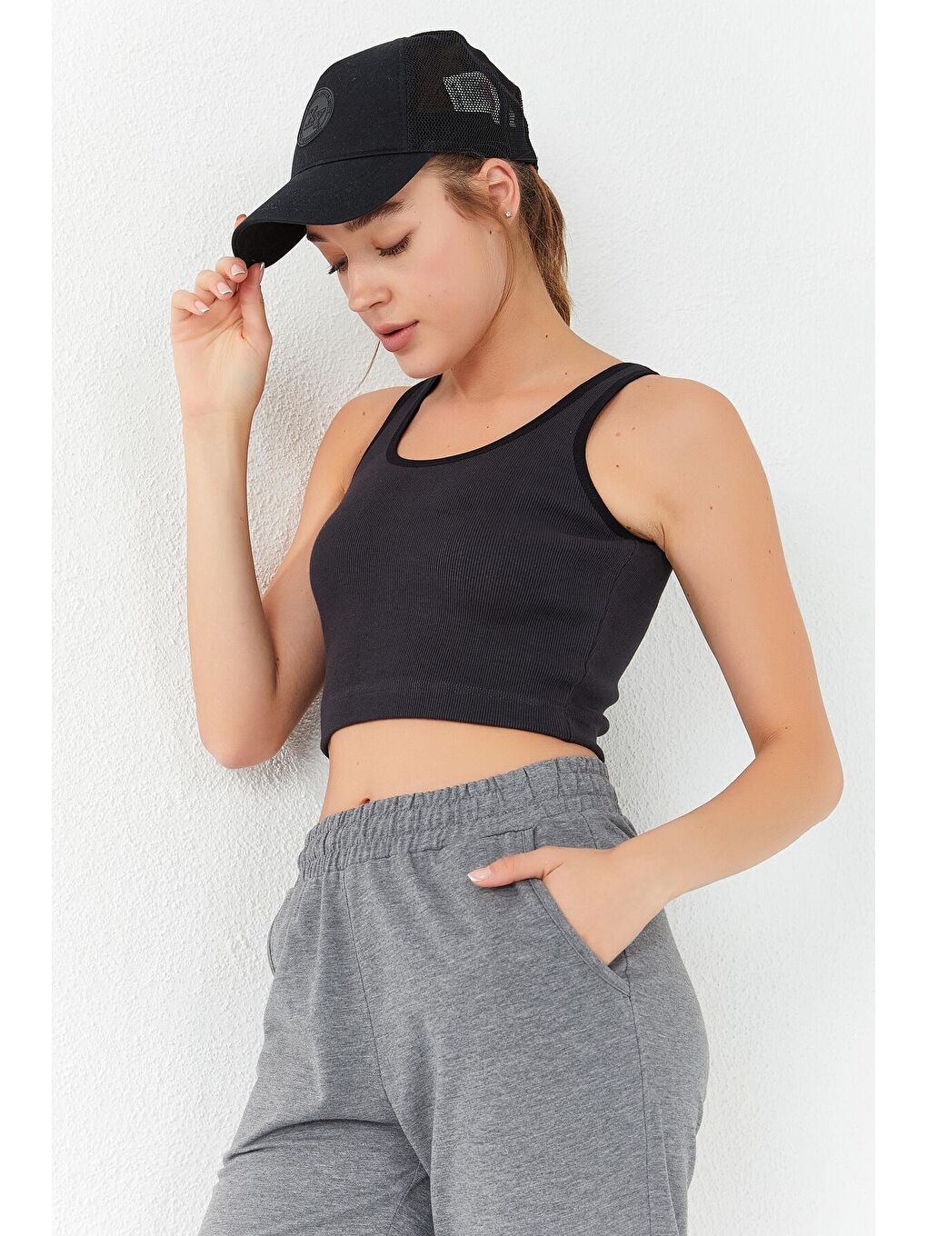 Gri Füme Basic Sıfır Kol Dar Kalıp U Yaka Kadın Crop Top Atlet - 97160