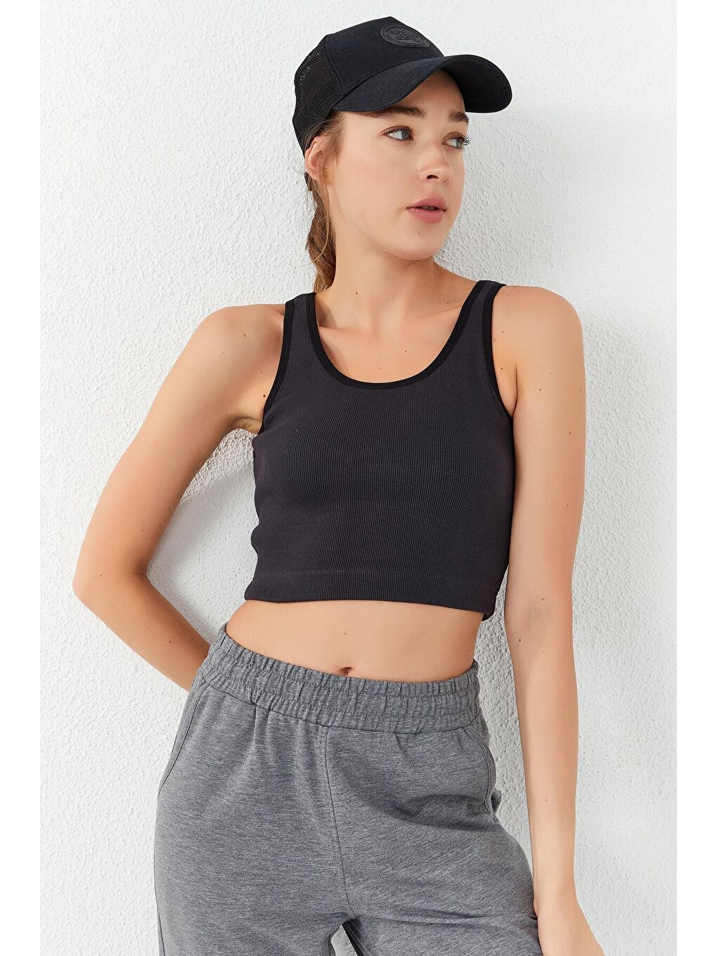 Gri Füme Basic Sıfır Kol Dar Kalıp U Yaka Kadın Crop Top Atlet - 97160-1