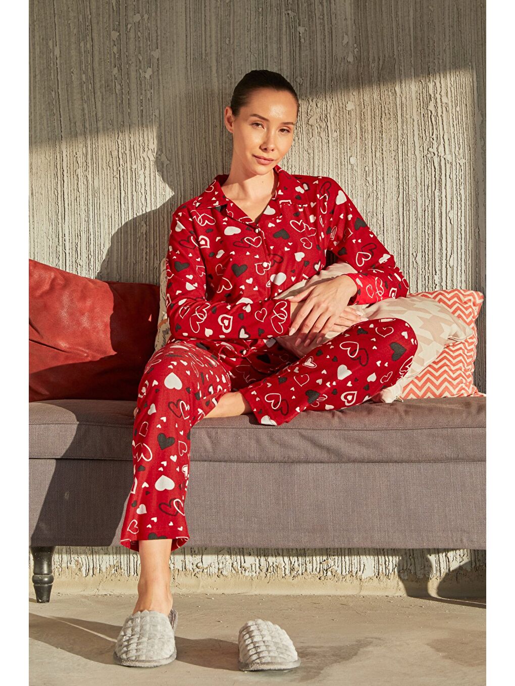 Kırmızı Ayıcık Desenli Gömlek Yaka Süet Pijama Takımı