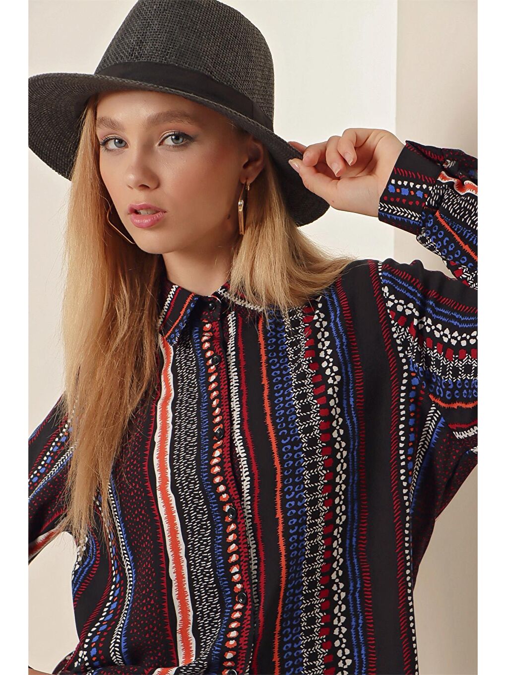 Siyah Desenli Dökümlü Viskon Gömlek-1