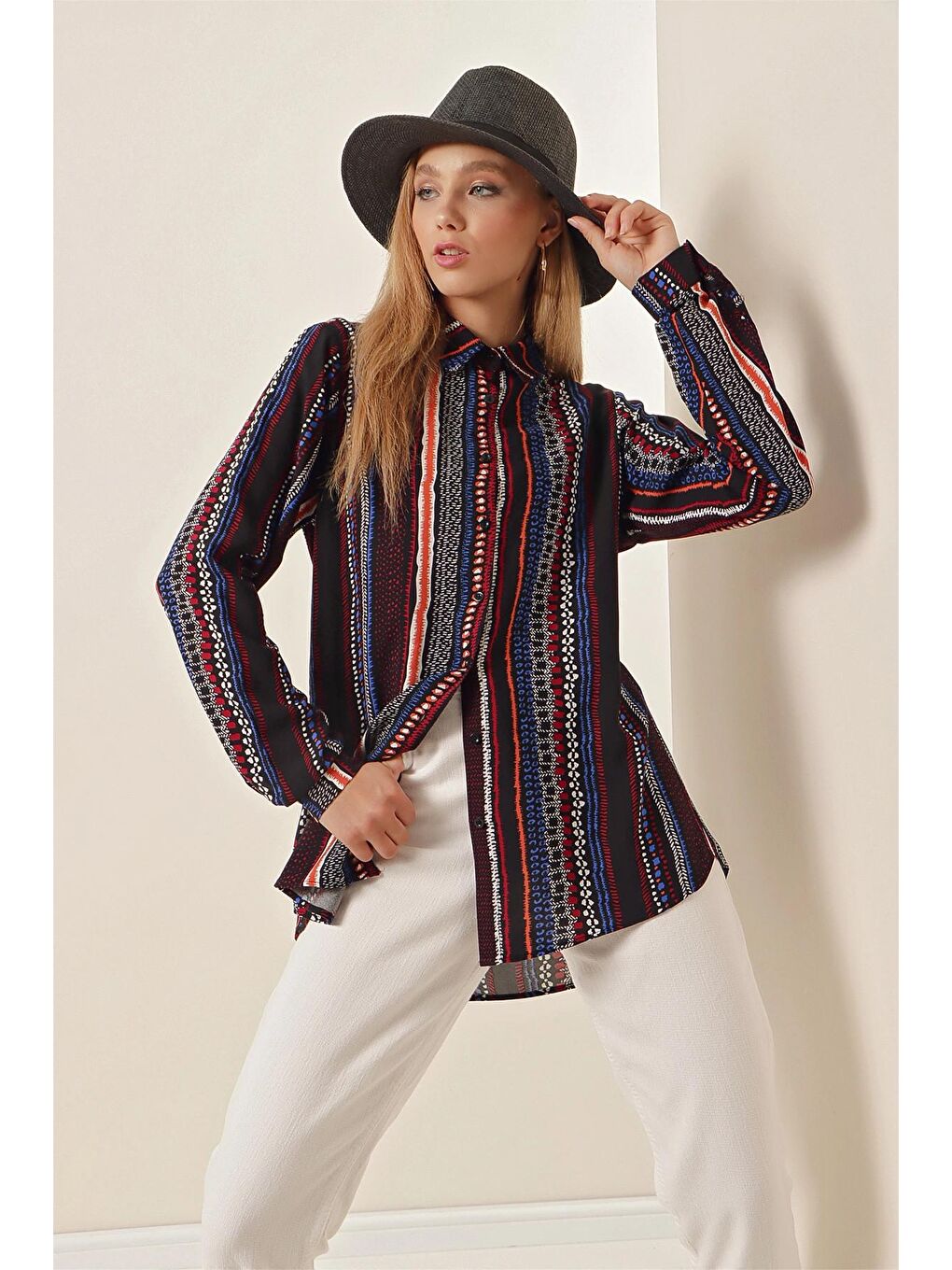 Siyah Desenli Dökümlü Viskon Gömlek-2