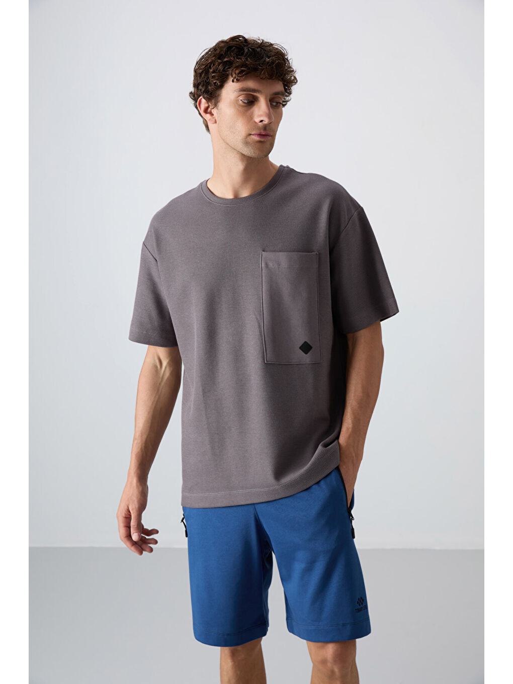 Koyu Gri Pamuklu Kalın Yüzeyi Dokulu Oversize Fit Basic Erkek Tişört - 88341