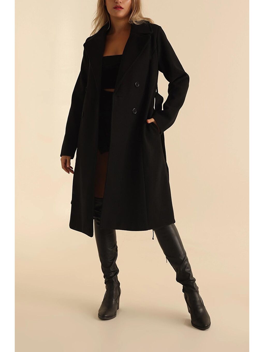 Siyah Kruvaze Yaka Kuşaklı Yırtmaçlı Kaşe Kaban-1